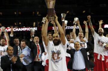 Spanoulis levanta el trofeo de campeón de Euroliga.