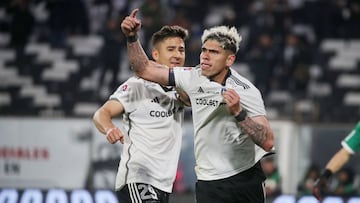 Futbol, Colo Colo vs Ñublense.
Fecha 22, Campeonato Nacional 2024.
El jugador de Colo Colo Carlos Palacios, centro, celebra su gol contra Ñublense durante el partido de primera division disputado en el estadio Monumental.
Santiago, Chile.
29/08/2024
Jonnathan Oyarzun/Photosport
Football, Colo Colo vs Nublense.
22th turn, 2024 National Championship.
Colo Colo's player Carlos Palacios, center, celebrates his goal against Nublense during the first division match held at the Monumental stadium.
Santiago, Chile.
29/08/2024
Jonnathan Oyarzun/Photosport