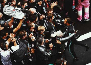 Lewis celebrando la victoria junto a todo el equipo de Mercedes. 