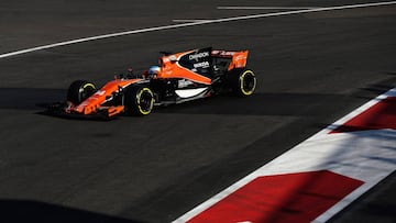 Fernando Alonso con el McLaren en Bak&uacute;.