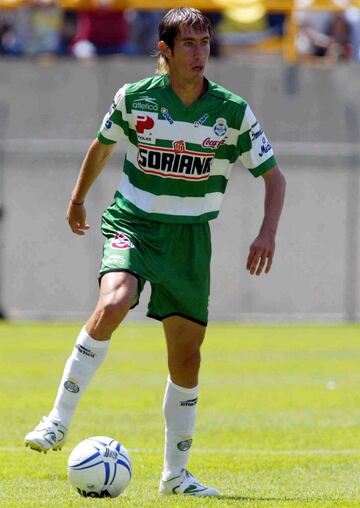 Rafa Medina no es recordado con mucha efusividad en el seno del Guadalajara. El lateral falló un penalti decisivo en la final ante Pumas del Clausura 2004. Después de perder protagonismo con le Rebaño, Medina llegó a Santos Laguna para el Clausura 2006, donde tuvo un paso fugaz.