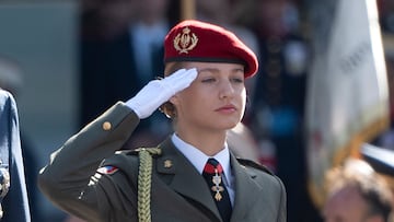 La Princesa Leonor durante el desfile del 12 de octubre 'Día de la Fiesta Nacional', en la plaza de Cánovas del Castillo, a 12 de octubre de 2023, en Madrid (España). Los actos comienzan con el izado de la bandera nacional y el homenaje a los que dieron su vida por España, al que siguen los desfiles aéreo y terrestre de distintas unidades en los que participan 4.177 militares. Este año, es el primero en el que una mujer despliega la bandera en paracaídas. El desfile cambia de recorrido y la Tribuna Real pasa a situarse en la Plaza de Neptuno. Además, Leonor de Borbón, inmersa en su formación militar como dama cadete, viste de uniforme tras dos años de ausencia por sus estudios en Gales.
12 OCTUBRE 2023;PRINCESA DE ASTURIAS;REYES;12 DE OCTUBRE;DESFILE
Alberto Ortega / Europa Press
12/10/2023