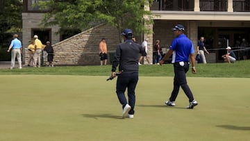 El golfista japon&eacute;s Hideki Matsuyama, abandona el campo tras ser descalificado en el Memorial Tournament por usar un palo irregular.