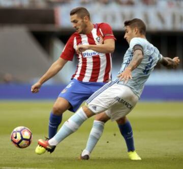 Koke lucha por el balón con Hugo Mallo.