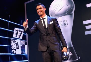 Cristiano Ronaldo fue premiado por segundo año consecutivo con el premio 'The Best' 2017