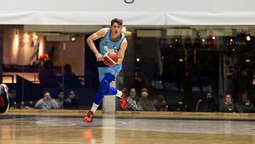 Héctor Alderete bota el balón el día de su vuelta a las canchas.