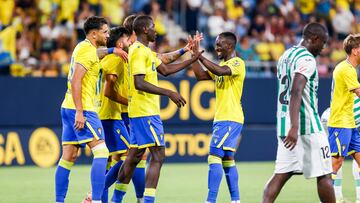Una imagen del Trofeo Carranza con los jugadores del Cádiz celebrando un gol.