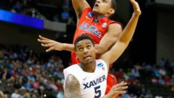 Sebas Saiz (Ole Miss) lanza ante Trevon Bluiett (Xavier).