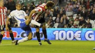 <b>MARCA DE LA CASA. </b>Fernando Llorente marcó uno de sus goles de cabeza al Zaragoza, batiendo de un espectacular testarazo al portero andaluz Toni Doblas.