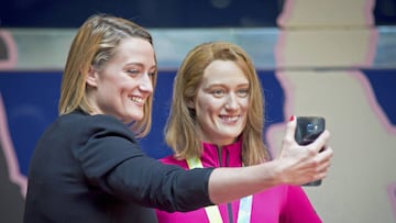 Mireia Belmonte, con la figura del Museo de Cera.