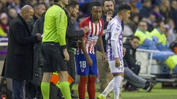 Simeone da instrucciones a Gelson en un partido con el Atlético.