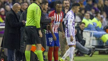 Simeone da instrucciones a Gelson en un partido con el Atl&eacute;tico. 