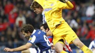 Courtois sale en una jugada por alto con Stuani, del Espanyol y Godín.