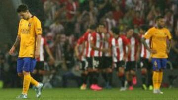 Messi y Alves durante la celebración de un gol del Athletic