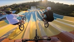 Los Pilgrim montan en bici en un parque acuático cerrado