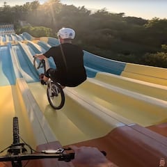 Los Pilgrim montan en bici en un parque acuático cerrado