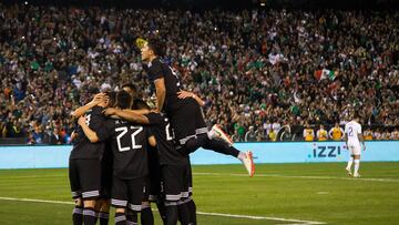 Tras la sólida victoria de México 3-1 sobre Chile, la afición del 'tri' se mostró contenta con el estratega argentino.