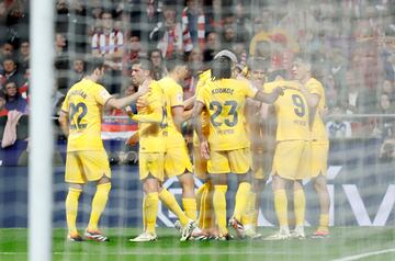 El delantero portugués del Barcelona celebra el primer gol que marca enc el minuto 37 de partido con sus compañeros.