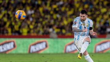 Lionel Messi, de Argentina, remata durante un partido de la eliminatoria de Conmenbol contra Ecuador rumbo a la Copa Mundial de Qatar 2022 en el Estadio Monumental Isidro Romero en Guayaquil, Ecuador, el 29 de Marzo de 2022. (Foto por FRANKLIN JACOME / POOL / AFP)