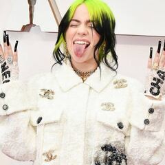 Billie Eilish arrasa en la alfombra roja de los Oscar