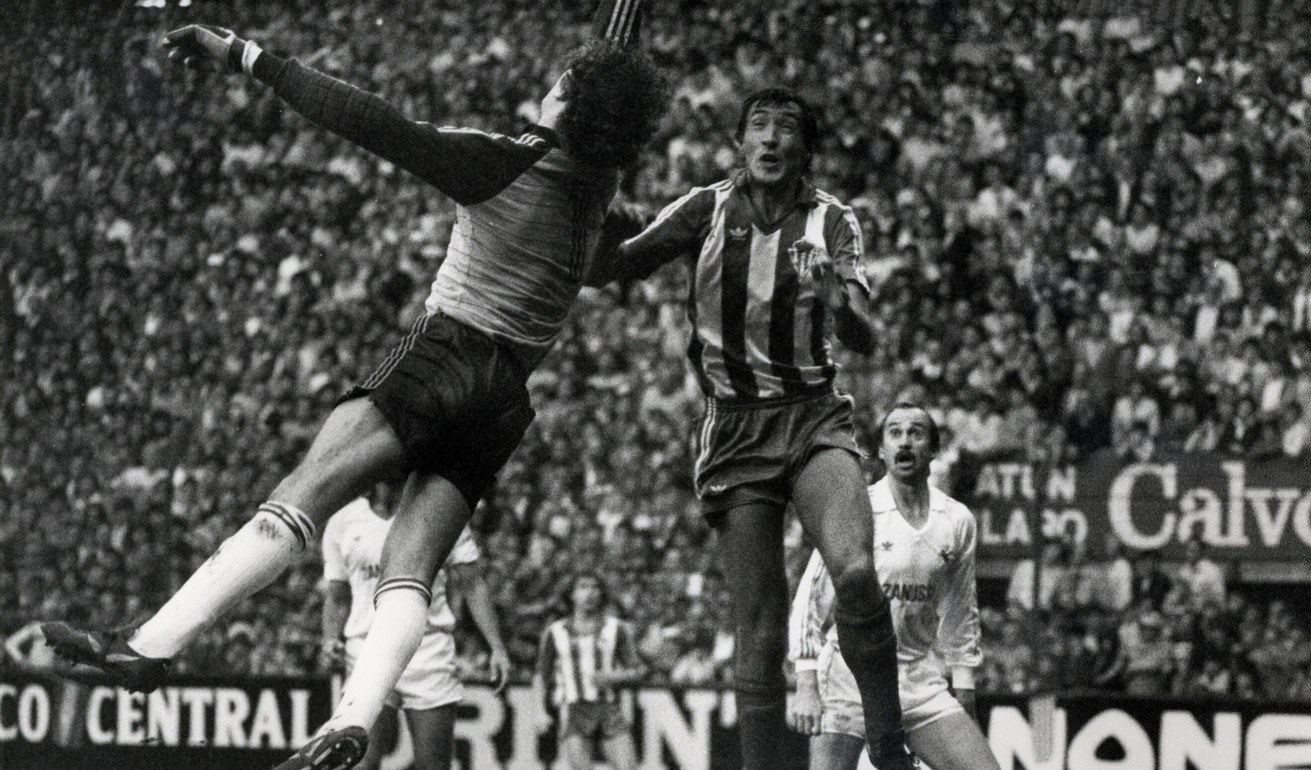 15-04-25. ABEL DISPUTA EL BALÓN A AGUSTÍN EN EL SPORTING-REAL MADRID DE COPA EN 1981.
