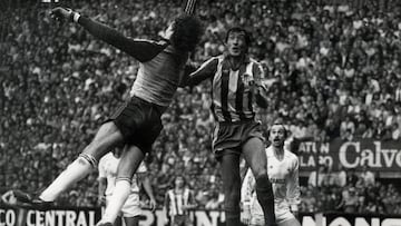 15-04-25. ABEL DISPUTA EL BALÓN A AGUSTÍN EN EL SPORTING-REAL MADRID DE COPA EN 1981.