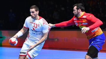 Gedeon Guardiola defiende a Stipe Mandalinic, de Croacia.