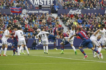 Postigo, justo después de conectar el cabezazo del triunfo ante el Real Oviedo.