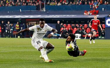 Gran parada de Sergio Herrera en el mano a mano con Vinicius Junior.