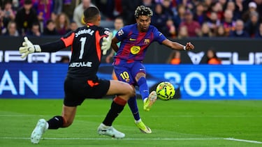 El jugador del Barcelona, Lamine Yamal, marca el 3-1 al Villarreal. 

