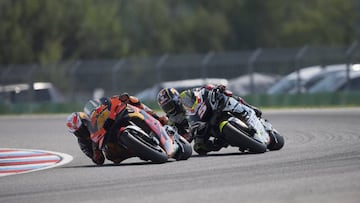 Pol peleando con Zarco antres de la caída.
