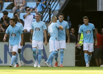 Los jugadores del Celta de Vigo celebrando el gol 1-0 de Maxi Gómez  