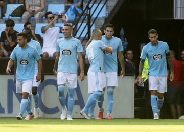 Los jugadores del Celta de Vigo celebrando el gol 1-0 de Maxi Gómez