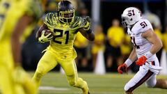 EUGENE, OR - SEPTEMBER 10: Royce Freeman #21 of the Oregon Ducks runs the ball against the Virginia Cavaliers at Autzen Stadium on September 10, 2016 in Eugene, Oregon.   Jonathan Ferrey/Getty Images/AFP
 == FOR NEWSPAPERS, INTERNET, TELCOS &amp; TELEVISION USE ONLY ==