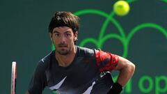 El tenista portugu&eacute;s Gast&atilde;o Elias devuelve una bola al argentino Horacio Zeballos, durante un partido por la primera ronda del Abierto de tenis de Miami.