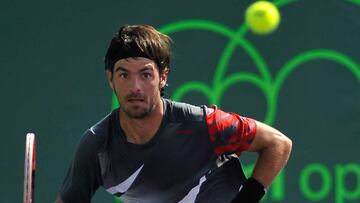 El tenista portugués Gastão Elias devuelve una bola al argentino Horacio Zeballos, durante un partido por la primera ronda del Abierto de tenis de Miami.
