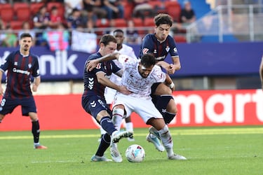 Es difícil en un equipo tan ofensivo como el Castellón que destaque un defensa, sin embargo, en Ipurua Jiménez hizo un partido completísimo para frenar al ataque armero.