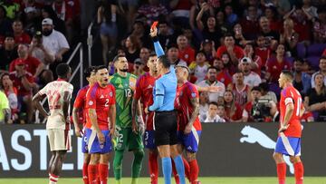 ORLANDO, FLORIDA - JUNE 29: Referee Jesus Valenzuela shows a red card to Gabriel Suazo of Chile during the CONMEBOL Copa America 2024