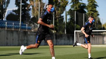 Militao y Valverde durante la sesión matinal de entrenamiento.