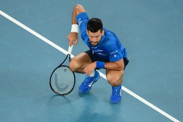 Novak Djokovic se duele sobre la pista durante el duelo de cuartos de final del Open de Australia 2025.