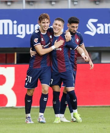 ‘El León’ rompió su sequía goleadora en el Eibar, con un doblete ante el Racing de Ferrol. Pudieron ser tres tantos, pero falló una clara ocasión. Por supuesto, el rey de la selva celebró el primero de sus goles andando a cuatro patas y rugiendo.