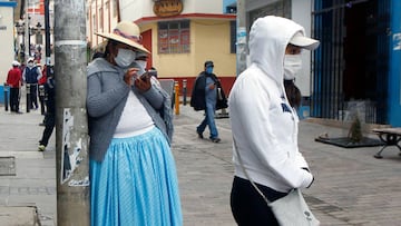 People in the highland city of Puno, close to the border with Bolivia, queue outside a bank on May 4, 2020 to collect the second bonus of 380 soles -about 107 US dollars- of governmental aid to help low income families to stay at home to fight the spread 