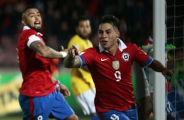 CH10. SANTIAGO (CHILE), 08/10/2015.- El jugador de Chile Eduardo Vargas celebra su gol contra Brasil hoy, jueves 8 de octubre de 2015, durante el partido entre Chile y Brasil en el Estadio Nacional de Santiago de Chile, por la primera fecha de las eliminatorias suramericanas al Mundial Rusia 2018. EFE/Felipe Trueba