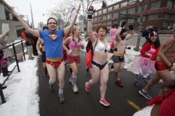 People take part in the Cupid's Undie Run in the Manhattan borough of New York February 7, 2015. The run, held to raise funds to combat children's tumors, sees runners in their underwear partying and running along the West Side Highway.  REUTERS/Carlo Allegri   (UNITED STATES - Tags: SOCIETY SPORT)