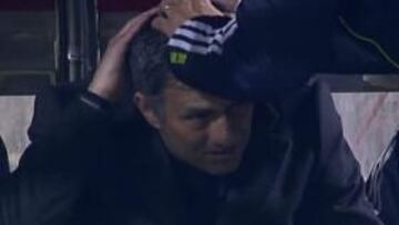 Mourinho, atendido tras golpearse con el banquillo