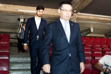 André Gomes, nuevo jugador del FC Barcelona en su presentación en el Camp Nou con Bartomeu.