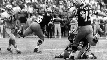 Dempsey, quien nació sin los dedos de su pie derecho, impuso el récord del gol de campo más largo, con 63 yardas, en 1970, mismo que Matt Prater rompió en 2013.