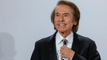 MADRID, 11/12/2024.- El cantante Raphael posa en el photocall de la entrega del premio 'Hombre del Año Esquire 2024 celebrado este miércoles en la Real Fábrica de Tapices de Madrid. EFE/ Zipi