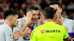 Soccer Football - LaLiga - Osasuna v FC Barcelona - El Sadar Stadium, Pamplona, Spain - November 8, 2022 FC Barcelona's Robert Lewandowski with teammates remonstrate with referee Jesus Gil Manzano after being shown the red card REUTERS/Vincent West