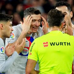 Tres partidos para Lewandowski… y cuatro para Piqué